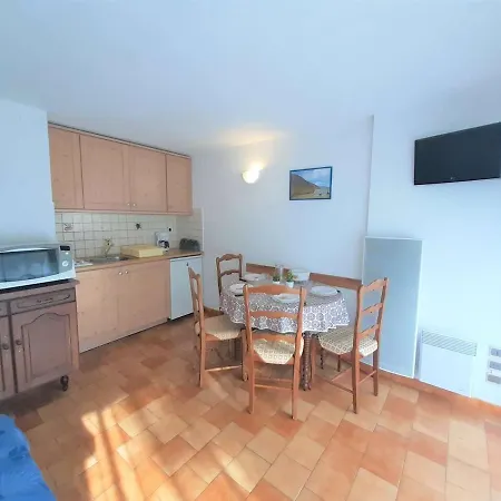 T2 A Saint-lary Pour 6 Personnes Avec Balcon, Exposition Sud, Parking Et Casier A Skis - Fr-1-457-189