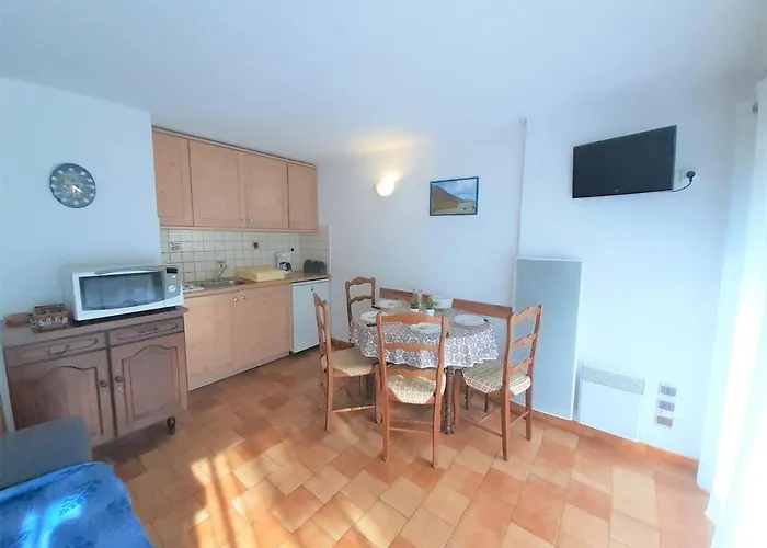 T2 A Saint-lary Pour 6 Personnes Avec Balcon, Exposition Sud, Parking Et Casier A Skis - Fr-1-457-189